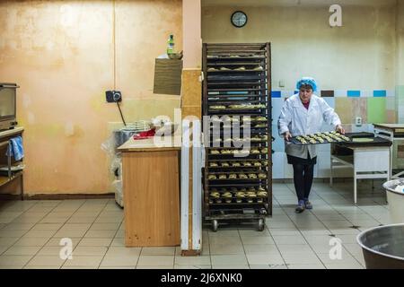 Lokale Bäckerei in Slavutych, Ukraine. Slavutych ist eine Stadt im Norden der Ukraine, die speziell für die evakuierten Mitarbeiter des Kernkraftwerks Tschernobyl nach der Katastrophe von 1986 gebaut wurde. Stockfoto