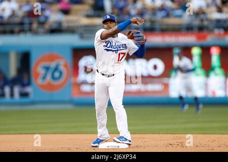 Los Angeles Dodgers Zweiter Baseman Hanser Alberto (17) wirft den Ball während eines MLB regulären Saison Spiel gegen die San Francisco Giants, Dienstag, Ma Stockfoto