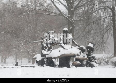New York City, Central Park: Die Bronzeskulptur Alice im Wunderland von Jos de Creeft ist schneebedeckt Stockfoto