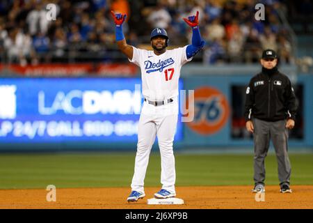 Los Angeles Dodgers Zweiter Baseman Hanser Alberto (17) feiert am Dienstag ein Doppel während eines MLB-Spiels in der regulären Saison gegen die San Francisco Giants Stockfoto