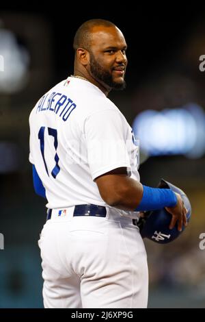 Los Angeles Dodgers zweiter Baseman Hanser Alberto (17) lächelt während eines MLB-Spiels in der regulären Saison gegen die San Francisco Giants, Dienstag, 3. Mai 2022 Stockfoto