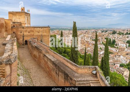 Blick auf die Alhambra in der andalusischen Stadt Granada, in Spanien. Stockfoto