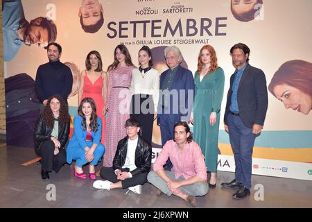 Margherita Rebeggiani, Luca Nozzoli, Matteo Rovere, Enrico Borrello, Tesa Litvan, Giulia Louise Steigerwalt, Thony, Fabrizio Bentivoglio und Barbara Ronchi nehmen an der Premiere des Films „Settembre“ im Space Moderno Cinema am 03. Mai 2022 in Rom, Italien, Teil. Stockfoto