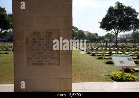 KANCHANABURI, THAILAND - 18. MÄRZ 2018 Commonwealth Kriegsgräber, Kanchanaburi Kriegsfriedhof Eingangstafel Stockfoto