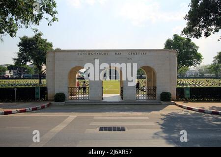 KANCHANABURI, THAILAND - 18. MÄRZ 2018 Commonwealth Kriegsgräber, Kanchanaburi Kriegsfriedhof Eingang und das Kreuz des Opfers durch die Mitte gesehen Stockfoto