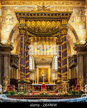 Hauptschiff und Presbyterium der päpstlichen Basilika Santa Maria Maggiore, Basilica di Santa Maria Maggiore, im historischen Stadtzentrum von Rom Stockfoto