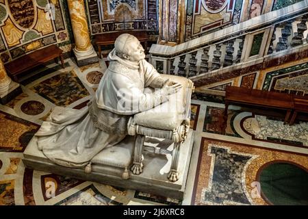 Rom, Italien - 27. Mai 2018: Reliquienkapelle der Heiligen Krippe mit der Statue von Papst Pius IX. Von Ignazio Jacometti unter dem Presbyterium der päpstlichen Basilika von Saint Mar Stockfoto