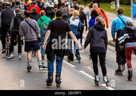 04. Mai 2022, Niedersachsen, Hannover: Zahlreiche Inline-Skater fahren abends beim "Skate bei Nacht" durch die Stadt. Foto: Moritz Frankenberg/dpa Stockfoto