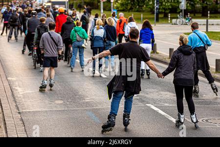 04. Mai 2022, Niedersachsen, Hannover: Zahlreiche Inline-Skater fahren abends beim "Skate bei Nacht" durch die Stadt. Foto: Moritz Frankenberg/dpa Stockfoto