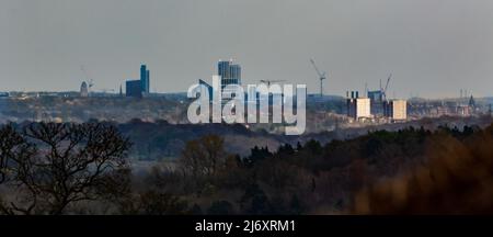 Skyline von Leeds vom Baildon Moor aus gesehen. Stockfoto