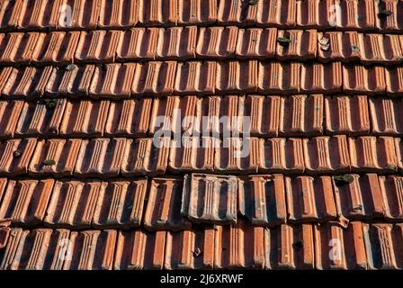 Altes ländliches Landhaus Keramik gekacheltes Dach aus der Nähe Stockfoto