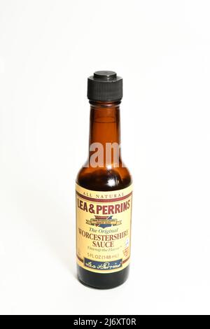 Lea & Perrins gebrandete Worcestershire-Sauce, die zum Aromatisieren von Fleisch und anderen Lebensmitteln und Rezepten auf weißem Hintergrund verwendet wird Stockfoto