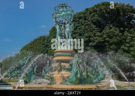 Am Fuße der Fontaine des Quatre-Parties-du-Monde, auch bekannt als Fontaine Carpeaux, aus dem Jahr 1874, sprießt Wasser um die Pferde herum. Stockfoto