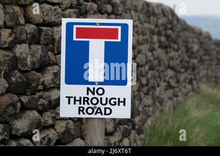 Ein Schild „No Through Road“ für den Straßenverkehr. (UK). Stockfoto