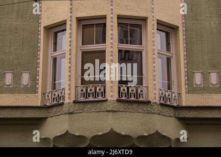 München, Deutschland - 01. Mai 2022: Altes dekoratives Holzfenster. Stockfoto