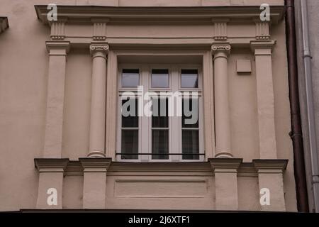 München, Deutschland - 01. Mai 2022: Altes dekoratives Holzfenster. Stockfoto