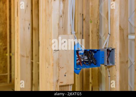 Installation von Steckdosen an der Wand neues Haus Neubau Stockfoto