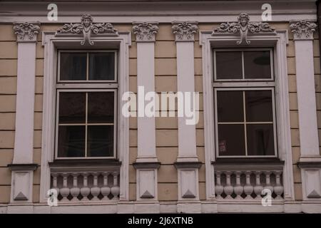 München, Deutschland - 01. Mai 2022: Altes dekoratives Holzfenster. Stockfoto