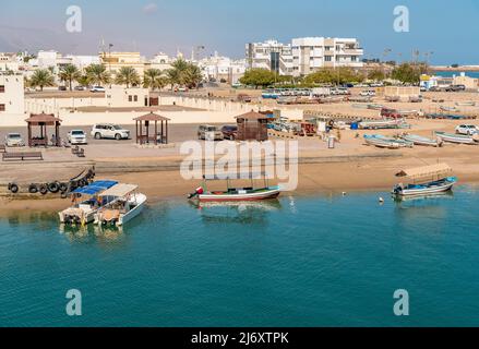 Bucht von Sur mit traditionellen Booten, Sultanat Oman im Nahen Osten. Stockfoto