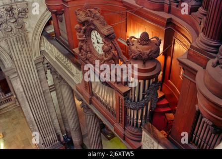 Blick von oben auf die aus Eiche gefertigte Organisterkabine und die umliegenden Orgelpfeifen in der église Saint-Sulpice. Stockfoto