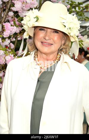 Martha Stewart, in einem Hut mit Blumen, die sie sich selbst angesteckt hat, besucht am 4. Mai 2022 das jährliche Frederick Law Olmsted Awards Mittagessen im Central Park Conservancy'a 40. im Conservatory Garden im Central Park in New York, New York, USA. Robin Platzer/Twin Images/SIPA USA Stockfoto