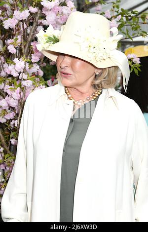 Martha Stewart, in einem Hut mit Blumen, die sie sich selbst angesteckt hat, besucht am 4. Mai 2022 das jährliche Frederick Law Olmsted Awards Mittagessen im Central Park Conservancy'a 40. im Conservatory Garden im Central Park in New York, New York, USA. Robin Platzer/Twin Images/SIPA USA Stockfoto