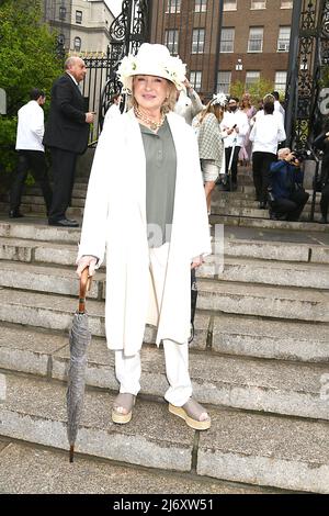 Martha Stewart, in einem Hut mit Blumen, die sie sich selbst angesteckt hat, besucht am 4. Mai 2022 das jährliche Frederick Law Olmsted Awards Mittagessen im Central Park Conservancy'a 40. im Conservatory Garden im Central Park in New York, New York, USA. Robin Platzer/Twin Images/SIPA USA Stockfoto