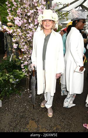 Martha Stewart, in einem Hut mit Blumen, die sie sich selbst angesteckt hat, besucht am 4. Mai 2022 das jährliche Frederick Law Olmsted Awards Mittagessen im Central Park Conservancy'a 40. im Conservatory Garden im Central Park in New York, New York, USA. Robin Platzer/Twin Images/SIPA USA Stockfoto