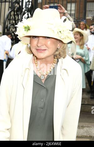 Martha Stewart, in einem Hut mit Blumen, die sie sich selbst angesteckt hat, besucht am 4. Mai 2022 das jährliche Frederick Law Olmsted Awards Mittagessen im Central Park Conservancy'a 40. im Conservatory Garden im Central Park in New York, New York, USA. Robin Platzer/Twin Images/SIPA USA Stockfoto