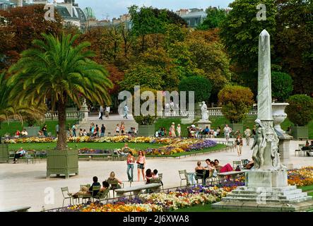 Topfpalmen im Jardin du Luxembourg, einem Garten aus dem Jahr 1612, als er unter der Herrschaft von Marie de Médicis angelegt wurde. Stockfoto