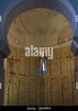 Replik des Cristo de la Luz (gekreuzigt Christus), mehrchromte Holzschnitzerei in der Werkstatt von Arteaznarez. Das gotische Original befindet sich im Museum von Santa Cruz. Apsis des Cristo de la Luz-Schreins (ehemalige Moschee). Toledo, Kastilien-La Mancha, Spanien. Stockfoto