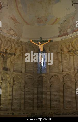 Replik des Cristo de la Luz (gekreuzigt Christus), mehrchromte Holzschnitzerei in der Werkstatt von Arteaznarez. Das gotische Original befindet sich im Museum von Santa Cruz. Apsis des Cristo de la Luz-Schreins (ehemalige Moschee). Toledo, Kastilien-La Mancha, Spanien. Stockfoto