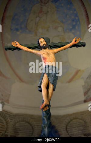 Replik des Cristo de la Luz (gekreuzigt Christus), mehrchromte Holzschnitzerei in der Werkstatt von Arteaznarez. Das gotische Original befindet sich im Museum von Santa Cruz. Apsis des Cristo de la Luz-Schreins (ehemalige Moschee). Toledo, Kastilien-La Mancha, Spanien. Stockfoto