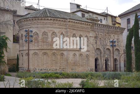 Toledo, Kastilien-La Mancha, Spanien. Schrein von Cristo de la Luz. Ehemalige Moschee, Ende des 10.. Jahrhunderts erbaut und im 12.. Jahrhundert in eine christliche Kirche umgewandelt. Gesamtansicht der Nordwestfassade und Apsis. Es ist aus Backstein gebaut und verfügt über drei halbrunde Bögen, die von Hufeisenbögen umrahmt sind, mit Öffnungen, die zum Gebetsraum führen. Der obere Teil besteht aus polygelappten Bögen, die Hufeisenbögen im Stil des Khiphals umrahmt und mit Voussoirs verziert sind. Gekrönt mit einem Gesims. Stockfoto