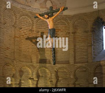 Replik des Cristo de la Luz (gekreuzigt Christus), mehrchromte Holzschnitzerei in der Werkstatt von Arteaznarez. Das gotische Original befindet sich im Museum von Santa Cruz. Apsis des Cristo de la Luz-Schreins (ehemalige Moschee). Toledo, Kastilien-La Mancha, Spanien. Stockfoto