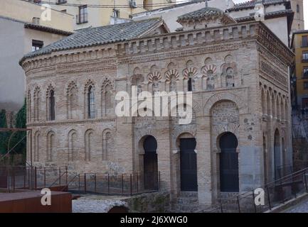 Toledo, Kastilien-La Mancha, Spanien. Schrein von Cristo de la Luz. Ehemalige Moschee, Ende des 10.. Jahrhunderts erbaut und im 12.. Jahrhundert in eine christliche Kirche umgewandelt. Gesamtansicht der Nordwestfassade und Apsis. Es ist aus Backstein gebaut und verfügt über drei halbrunde Bögen, die von Hufeisenbögen umrahmt sind, mit Öffnungen, die zum Gebetsraum führen. Der obere Teil besteht aus polygelappten Bögen, die Hufeisenbögen im Stil des Khiphals umrahmt und mit Voussoirs verziert sind. Gekrönt mit einem Gesims. Stockfoto