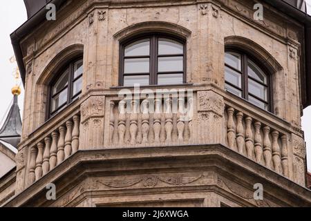 München, Deutschland - 01. Mai 2022: Altes dekoratives Holzfenster. Stockfoto