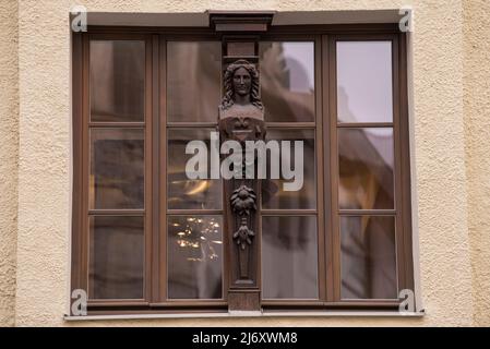 München, Deutschland - 01. Mai 2022: Altes dekoratives Holzfenster. Stockfoto