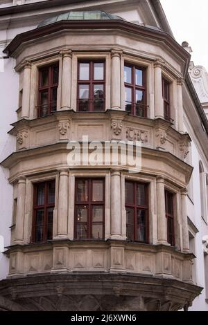 München, Deutschland - 01. Mai 2022: Altes dekoratives Holzfenster. Stockfoto