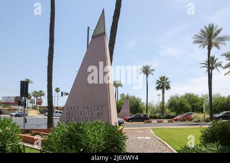 Das East Valley Institute of Technology wird vom US-Bildungsministerium als Vorbild für Karriere und technische Ausbildung anerkannt, dessen Hauptcampus hier in Mesa, Arizona, USA, am 3. Mai 2022 zu sehen ist. Der Campus erstreckt sich über 65 Hektar und umfasst 15 Gebäude, darunter die School of Health Sciences, die Academy for Cosmetic Arts, die Fire Science Academy und Adelante Healthcare. (Foto von Alexandra Buxbaum/Sipa USA) Stockfoto