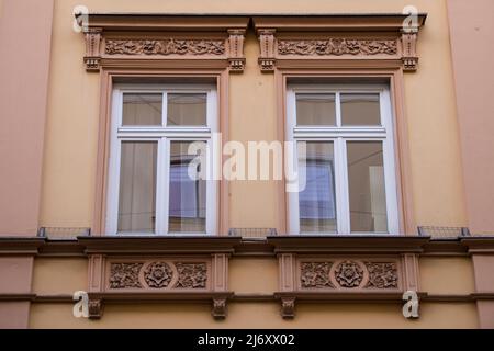 München, Deutschland - 01. Mai 2022: Altes dekoratives Holzfenster. Stockfoto