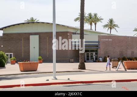 Das East Valley Institute of Technology wird vom US-Bildungsministerium als Vorbild für Karriere und technische Ausbildung anerkannt, dessen Hauptcampus hier in Mesa, Arizona, USA, am 3. Mai 2022 zu sehen ist. Der Campus erstreckt sich über 65 Hektar und umfasst 15 Gebäude, darunter die School of Health Sciences, die Academy for Cosmetic Arts, die Fire Science Academy und Adelante Healthcare. (Foto von Alexandra Buxbaum/Sipa USA) Stockfoto