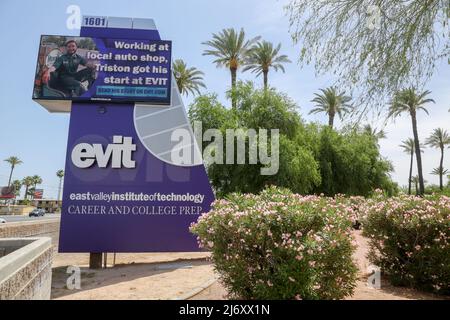 Das East Valley Institute of Technology wird vom US-Bildungsministerium als Vorbild für Karriere und technische Ausbildung anerkannt, dessen Hauptcampus hier in Mesa, Arizona, USA, am 3. Mai 2022 zu sehen ist. Der Campus erstreckt sich über 65 Hektar und umfasst 15 Gebäude, darunter die School of Health Sciences, die Academy for Cosmetic Arts, die Fire Science Academy und Adelante Healthcare. (Foto von Alexandra Buxbaum/Sipa USA) Stockfoto