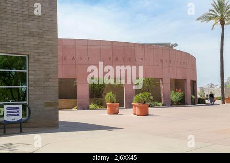 Das East Valley Institute of Technology wird vom US-Bildungsministerium als Vorbild für Karriere und technische Ausbildung anerkannt, dessen Hauptcampus hier in Mesa, Arizona, USA, am 3. Mai 2022 zu sehen ist. Der Campus erstreckt sich über 65 Hektar und umfasst 15 Gebäude, darunter die School of Health Sciences, die Academy for Cosmetic Arts, die Fire Science Academy und Adelante Healthcare. (Foto von Alexandra Buxbaum/Sipa USA) Stockfoto