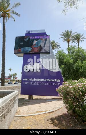 Das East Valley Institute of Technology wird vom US-Bildungsministerium als Vorbild für Karriere und technische Ausbildung anerkannt, dessen Hauptcampus hier in Mesa, Arizona, USA, am 3. Mai 2022 zu sehen ist. Der Campus erstreckt sich über 65 Hektar und umfasst 15 Gebäude, darunter die School of Health Sciences, die Academy for Cosmetic Arts, die Fire Science Academy und Adelante Healthcare. (Foto von Alexandra Buxbaum/Sipa USA) Stockfoto
