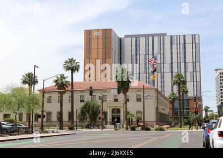 Gebäude der Arizona State University in der Innenstadt von Phoenix, wie sie am 3. Mai 2022 in Phoenix, Arizona, zu sehen waren. Der Campus der ASU in der Innenstadt ist in die Geschäfts- und Berufswelt der Innenstadt integriert, die dazu beiträgt, Lern- und Karriereverbindungen für mehr als 11.500 Studenten in Medien, Gesundheitswesen, Behörden und Unternehmen zu schaffen. Die Campus-Gebäude sind in die ikonische Architektur von Phoenix integriert und enthalten das historische US-Postamt, die berühmte Walter Croncite School of Journalism and Mass Communication sowie das Arizona Center for Law and Society. (Foto von Alexandra Buxba Stockfoto