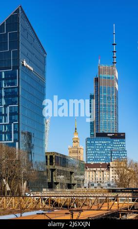 Warschau, Polen - 18. März 2022: Chmielna 89 Pyramid Office plaza und Varso Tower von HB Reavis im Geschäftsviertel Srodmiescie im Stadtzentrum von Warschau Stockfoto