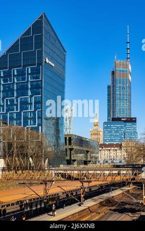 Warschau, Polen - 18. März 2022: Chmielna 89 Pyramid Office plaza und Varso Tower von HB Reavis im Geschäftsviertel Srodmiescie im Stadtzentrum von Warschau Stockfoto