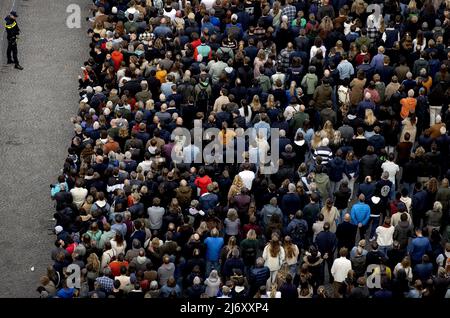 2022-05-04 20:09:29 AMSTERDAM - Publikum auf dem Dam-Platz während des Nationalen Gedenktages auf dem Dam-Platz. ANP POOL KOEN VAN WEEL niederlande Out - belgien Out Stockfoto