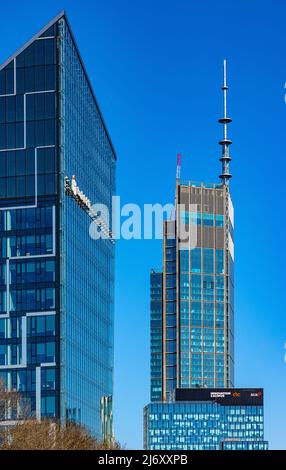 Warschau, Polen - 18. März 2022: Chmielna 89 Pyramid Office plaza und Varso Tower von HB Reavis im Geschäftsviertel Srodmiescie im Stadtzentrum von Warschau Stockfoto